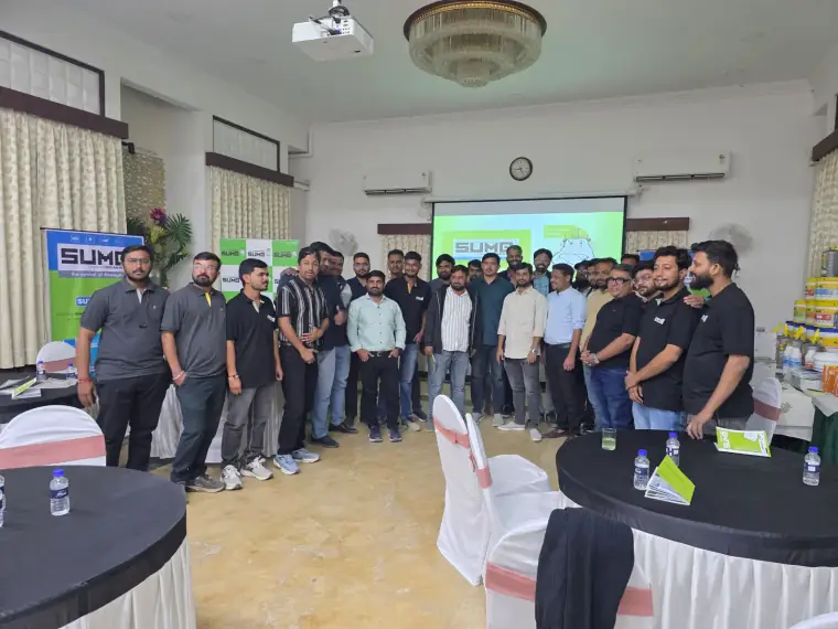 Group photo of attendees at a SUMO dealer meet, India
