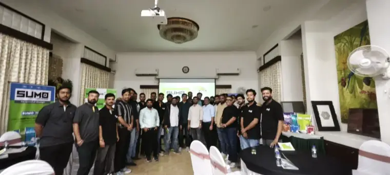 Attendees across the hall at a SUMO dealer and distributor meet
